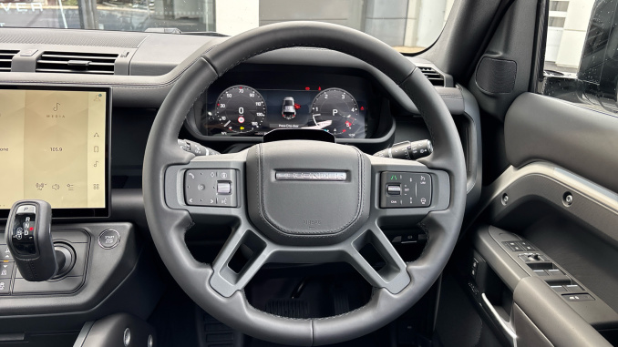 Land Rover Defender 3.0 D250 X-Dynamic HSE 110 5dr Auto Diesel Estate - Image 15